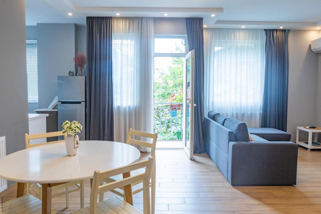 Apartment By The Sheraton Batoemi Buitenkant foto